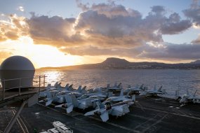 ABD Donanması’na ait uçak gemisi filosundan Girit’e ziyaret